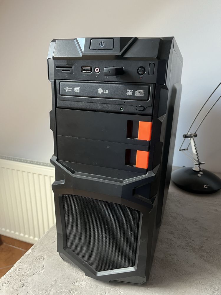 Komputer z monitorem