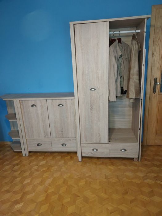 Biurko, 2 szafki iszafa.