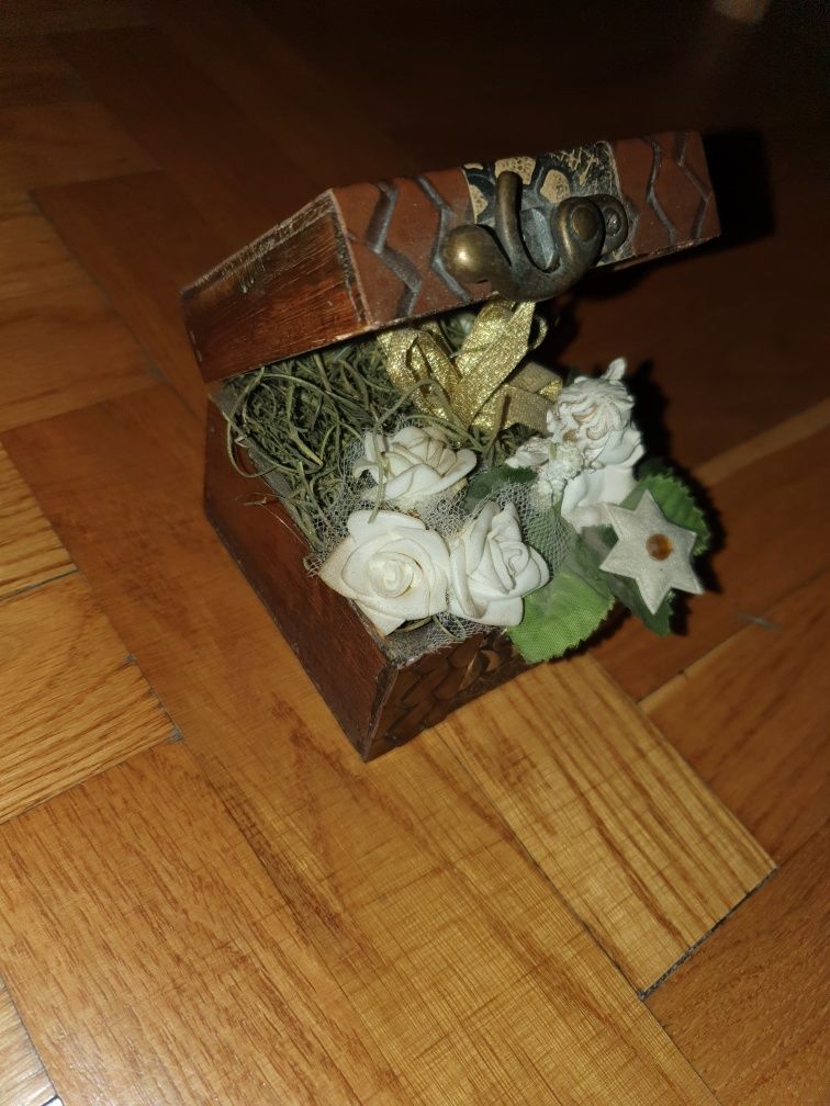 Ozdoba figurka skrzynka drewniana szkatułka kwiaty aniołek herubinek