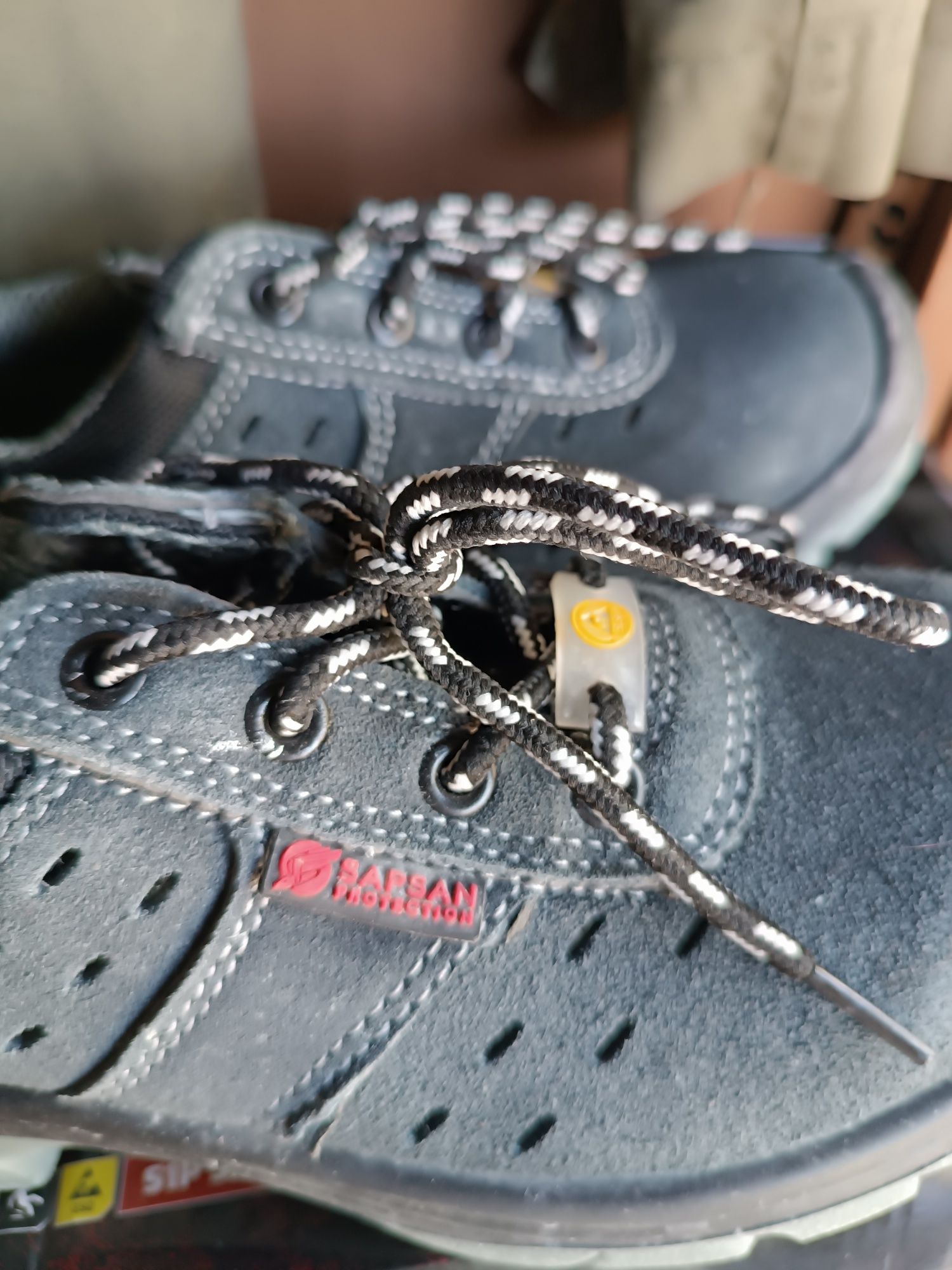 sapatos para trabalho.  Sapsan