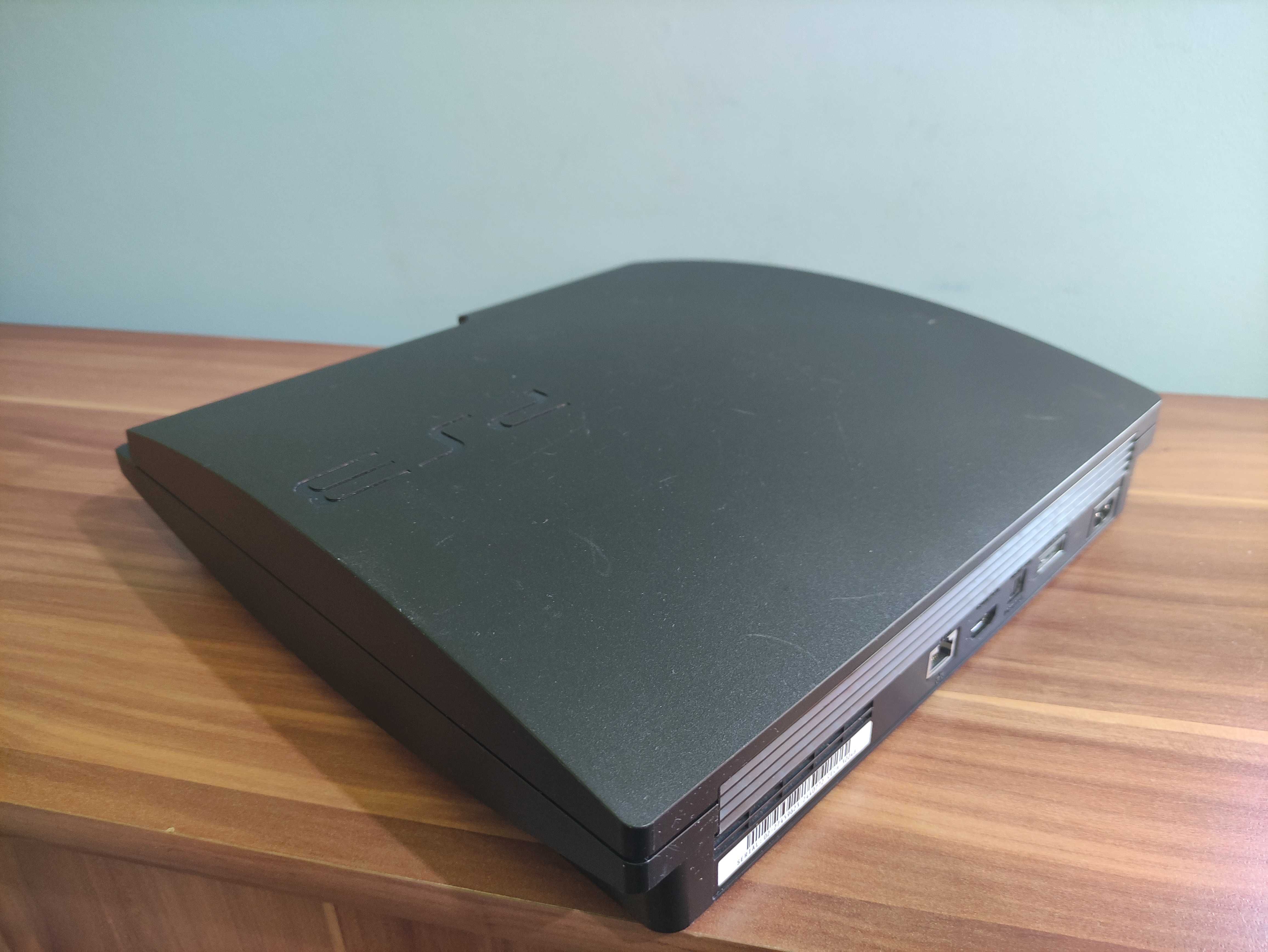 Konsola ps3 Slim, HDD 320gb, pad, przewód. Stan bdb.