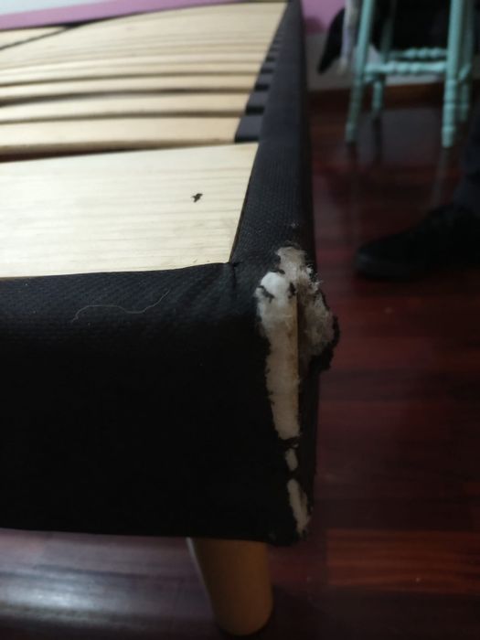 Estrutura  de cama com estrado com pés   de madeira