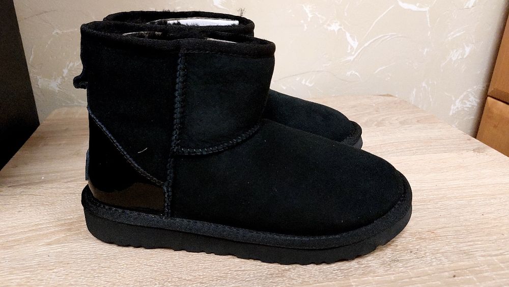 Уггі, ugg 37 розмір,  лакова вставка, 23 смсм