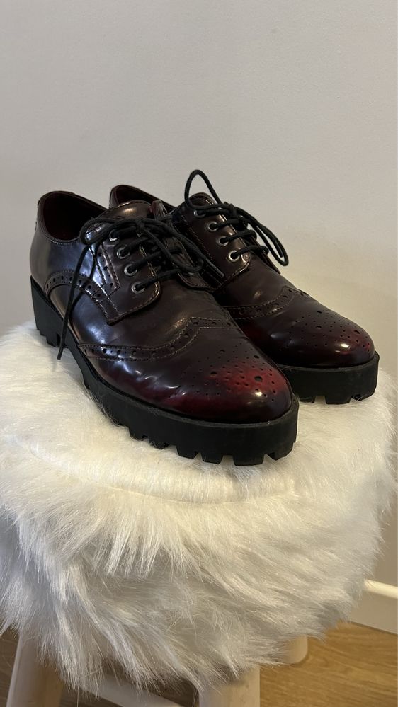 Sapatos Oxford Bordô sola de rasto Stradivarius