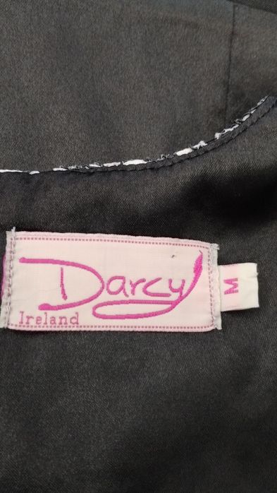 Piękna koronkowa czarno biała sukienka