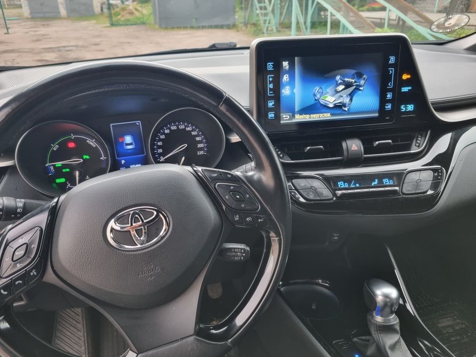 Toyota C-HR 2019 гибрид