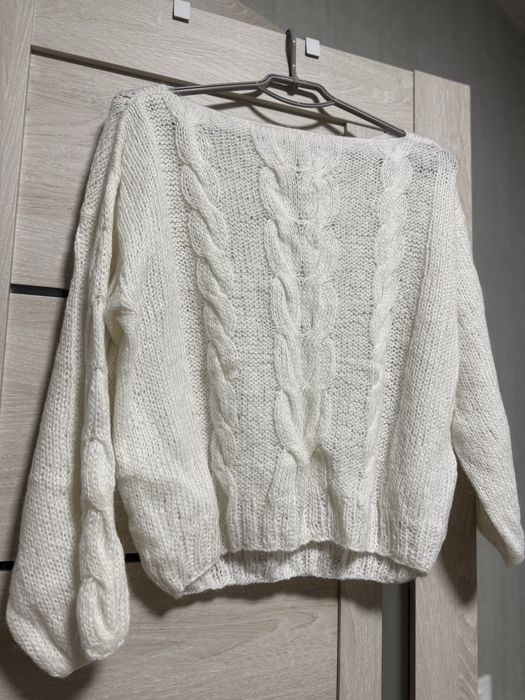 Теплий светр ручної роботи