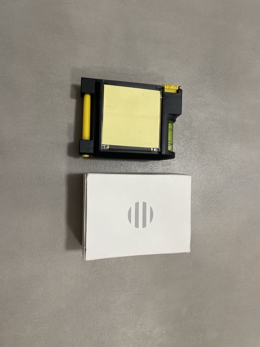 Miara 2m, poziomica, notatnik, długopis.