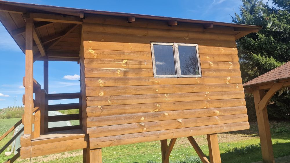 Domek dla dzieci ze zjeżdżalnią i piaskownicą