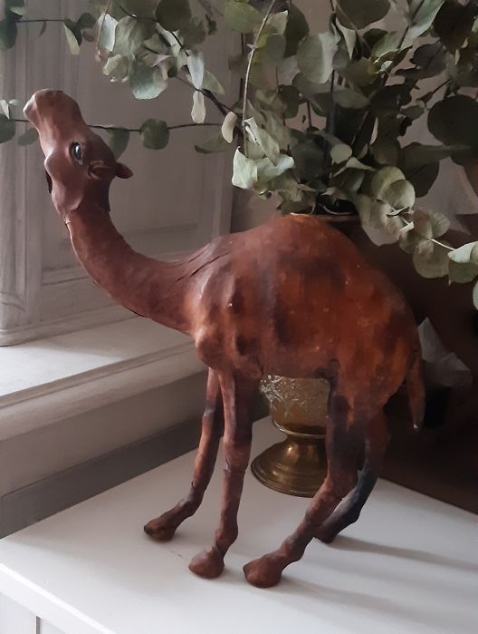 Figurka wielbłąda ze skóry