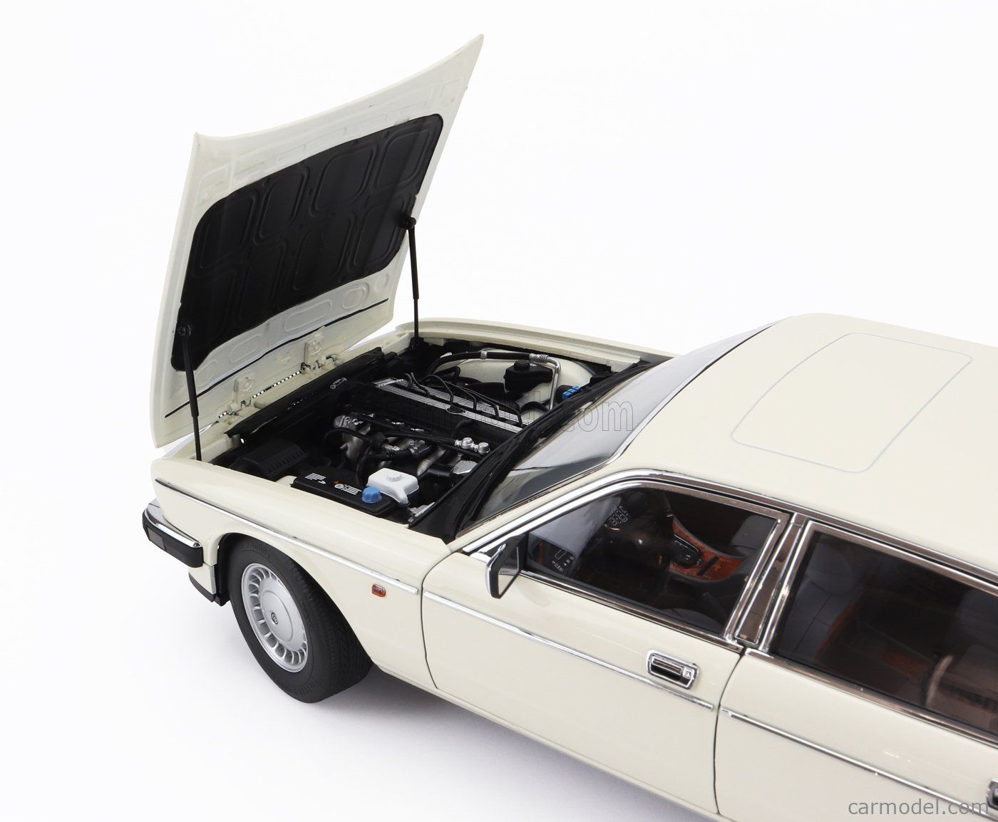 1/18 Almost Real Jaguar XJ6 Daimler XJ40 glacier white