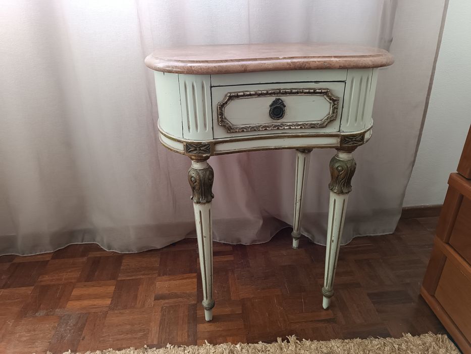 Vendo mesa de cabeceira em madeira lacada com tampo de mármore rosa