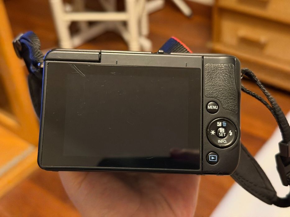 Canon EOS M + Lente EF-M 15-45mm IS STM – bom estado