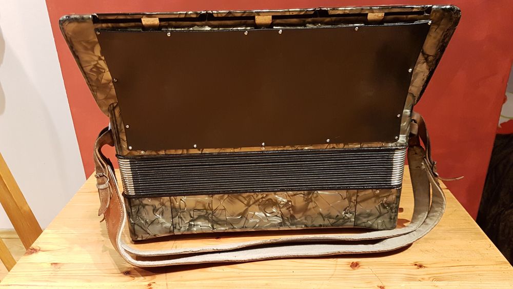 Akordeon Hohner 120 basów – czterogłosowy, klasyk