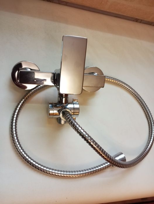 Смеситель для ванны,новый