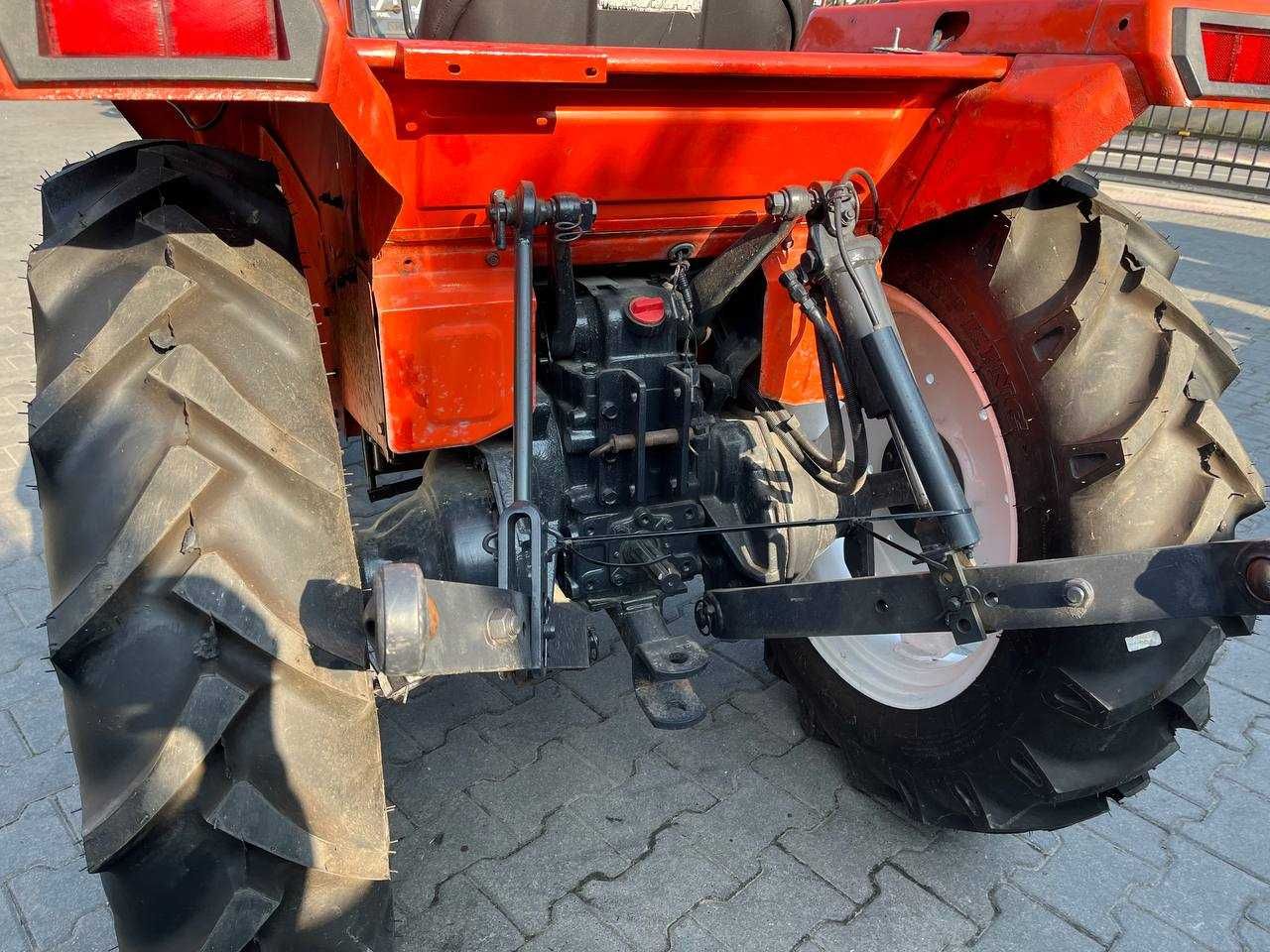 Kubota L1 235 Трактор японський