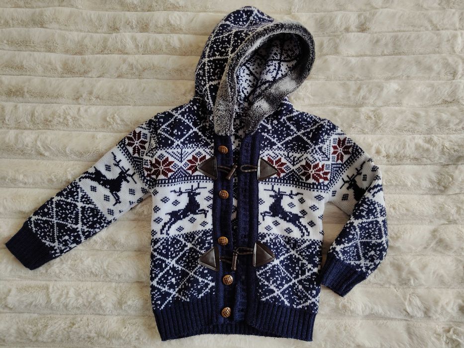 Zimowy świąteczny sweterek chłopięcy z reniferami i kapturem