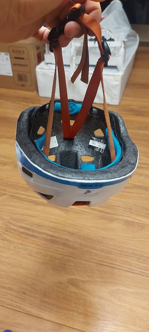 Kask rowerowy z LEDami z tyłu marki CUBE rozm.51-55cm