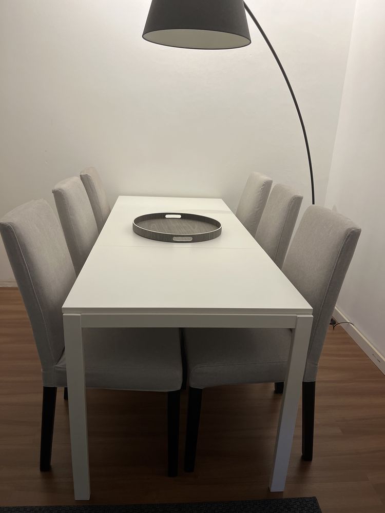 Mesa branca - fechada tem 120cm e aberta 180cm