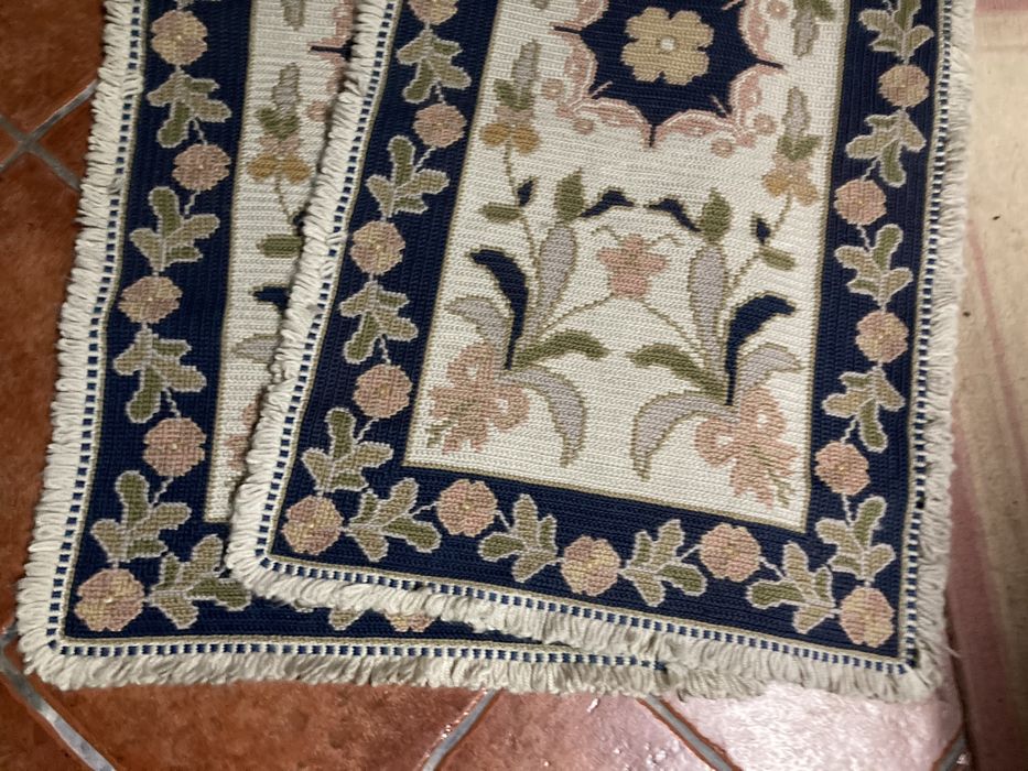 Tapetes de arraiolos 2 iguais em bom estado