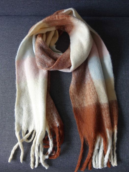 Kolorowy szal zimowy