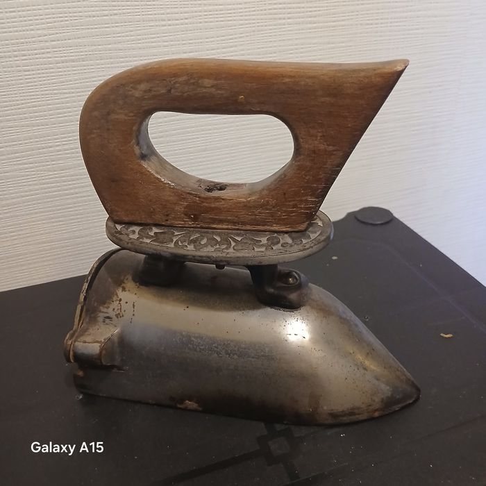 Stare żelazko z miejscem na dusze