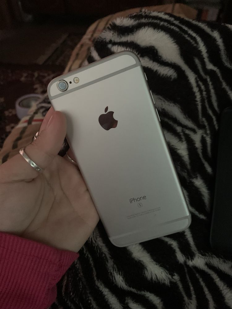 Телефон iPhone 6s в сірому кольорі