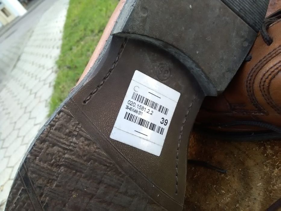 Sapatos para homem, tamanho 39, em pele