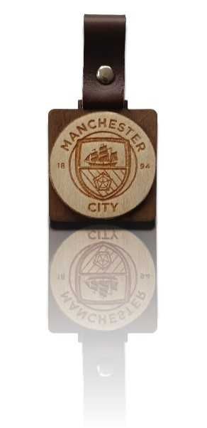 Brelok drewniany grawerowany dwuwarstwowy bejcowany Man. City 5x5cm