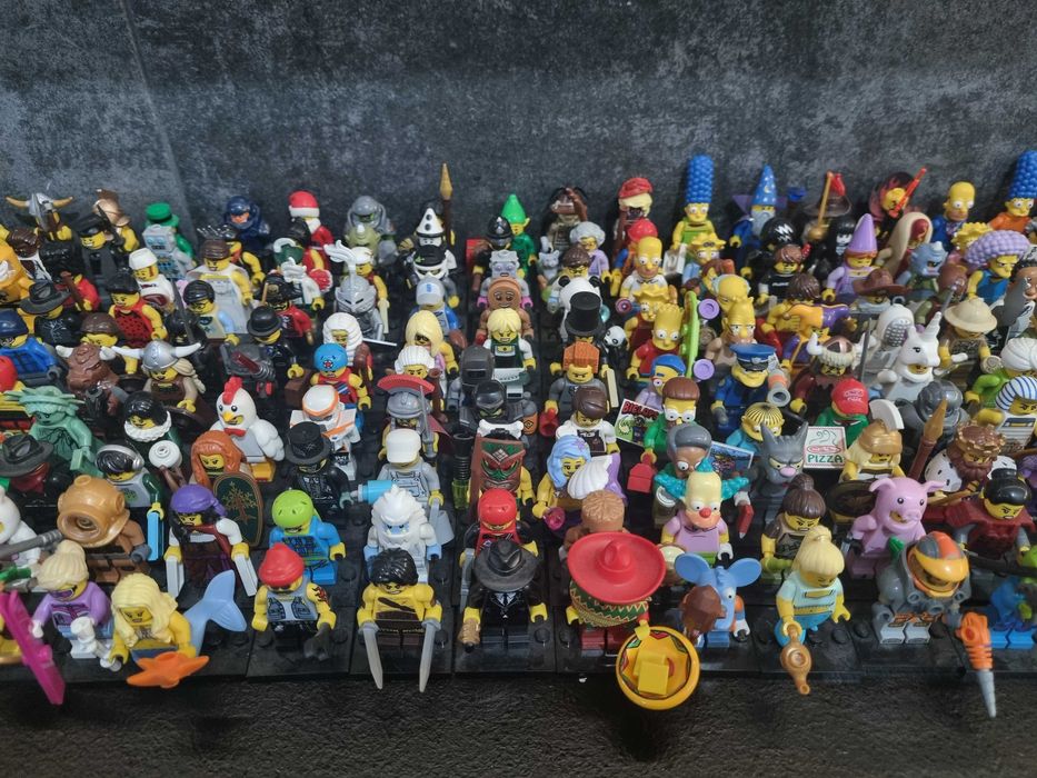 Kolekcja LEGO Minifigures – 330 sztuk minifigurek