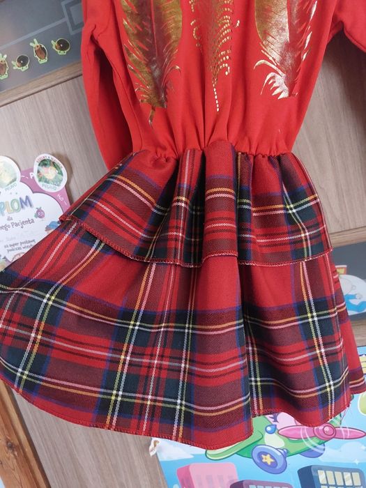 116 Sukienka w pióra i krata czerwona
