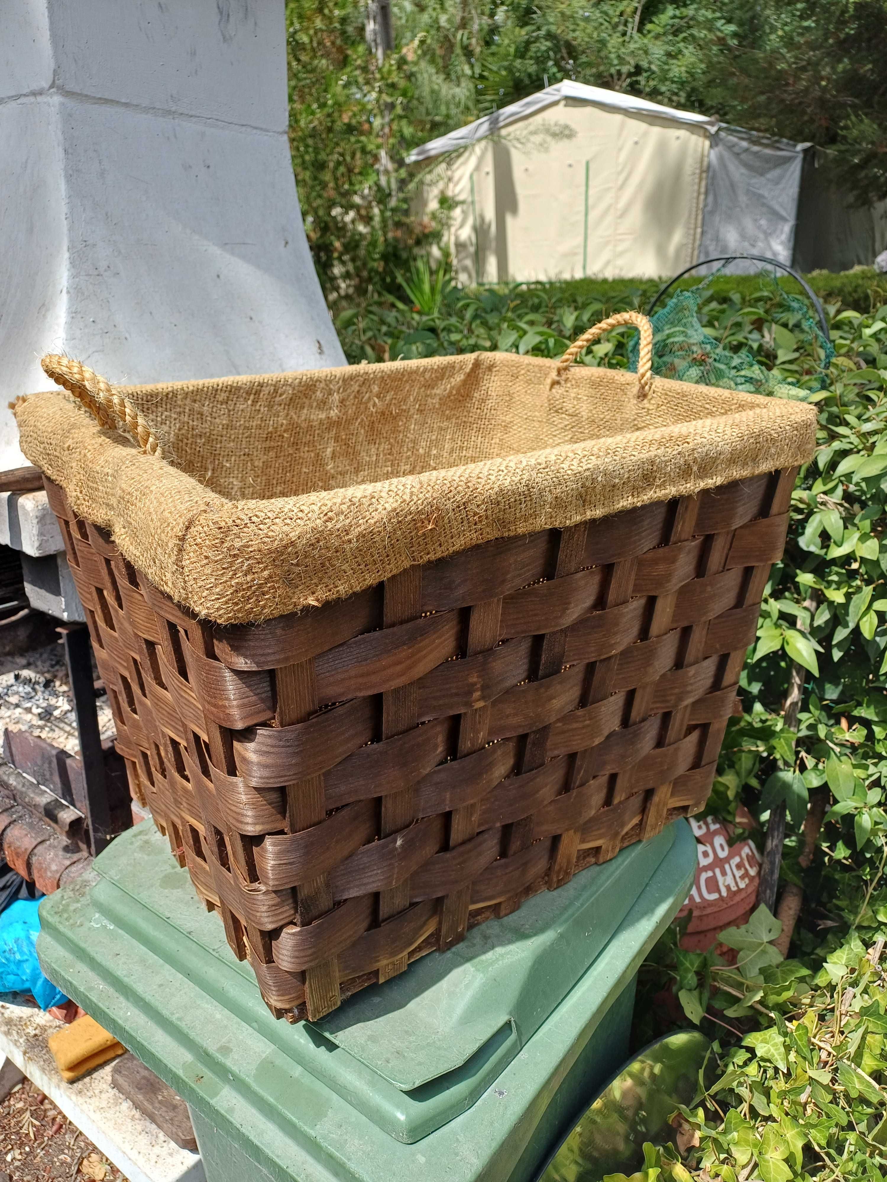 Cesta para lenha ou pinhas