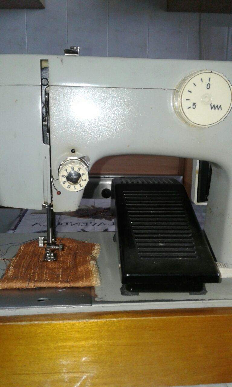 Продам швейную машинку ЧАЙКА-132М