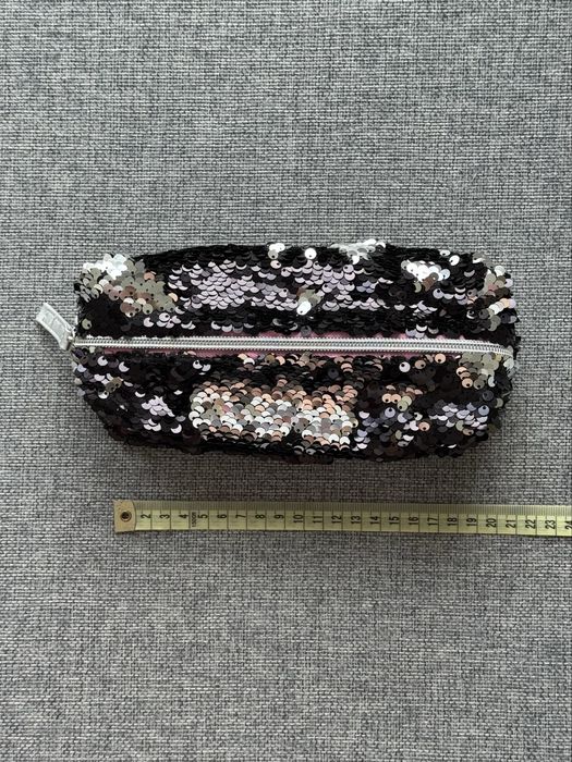 Cekinowa kosmetyczka dwukolorowa czarno-srebrna