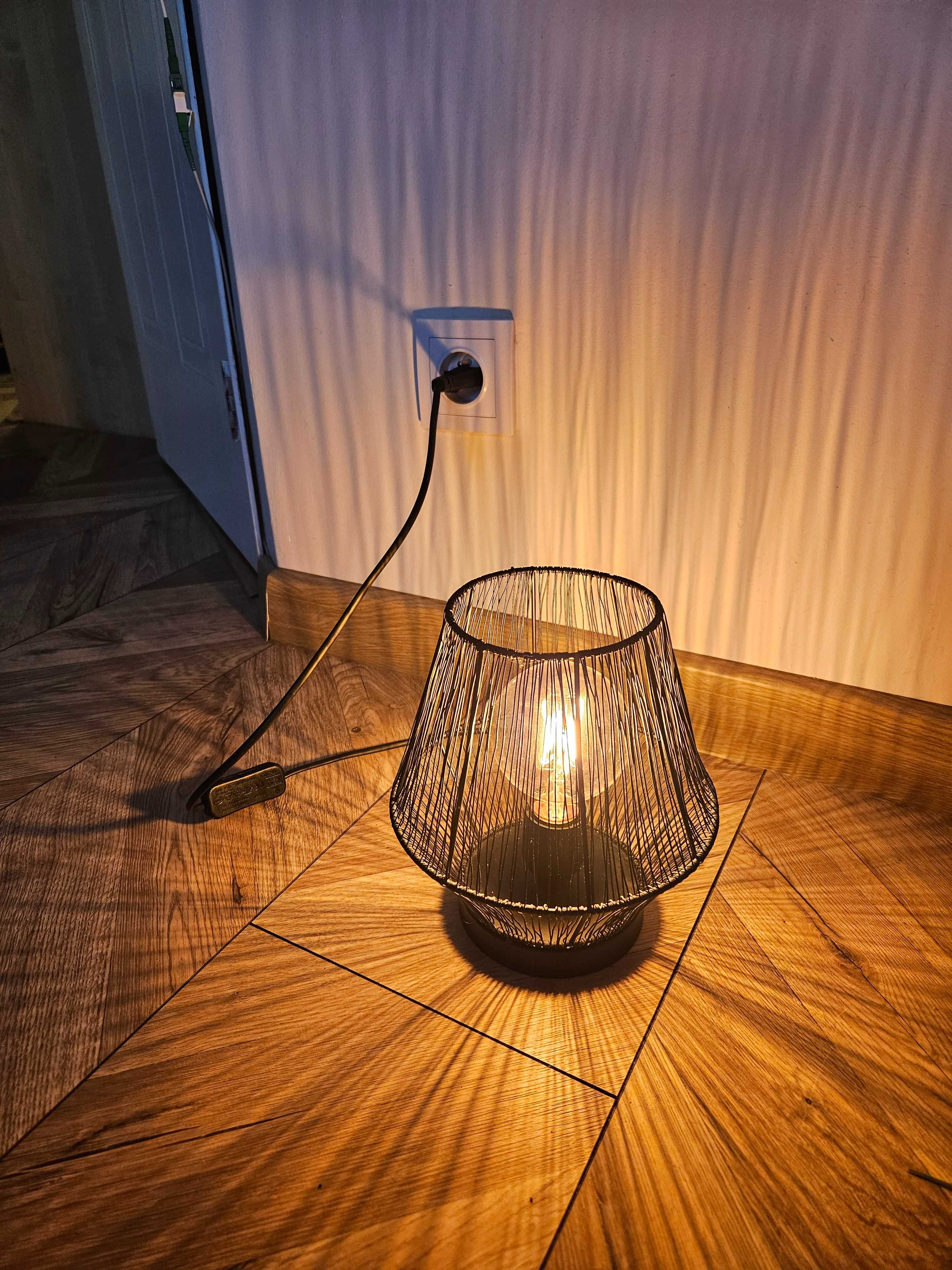 Czarna lampka nocna