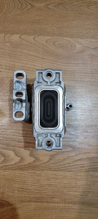 Подушка двигуна права Volkswagen Passat 2012 - 2015 B7 USA