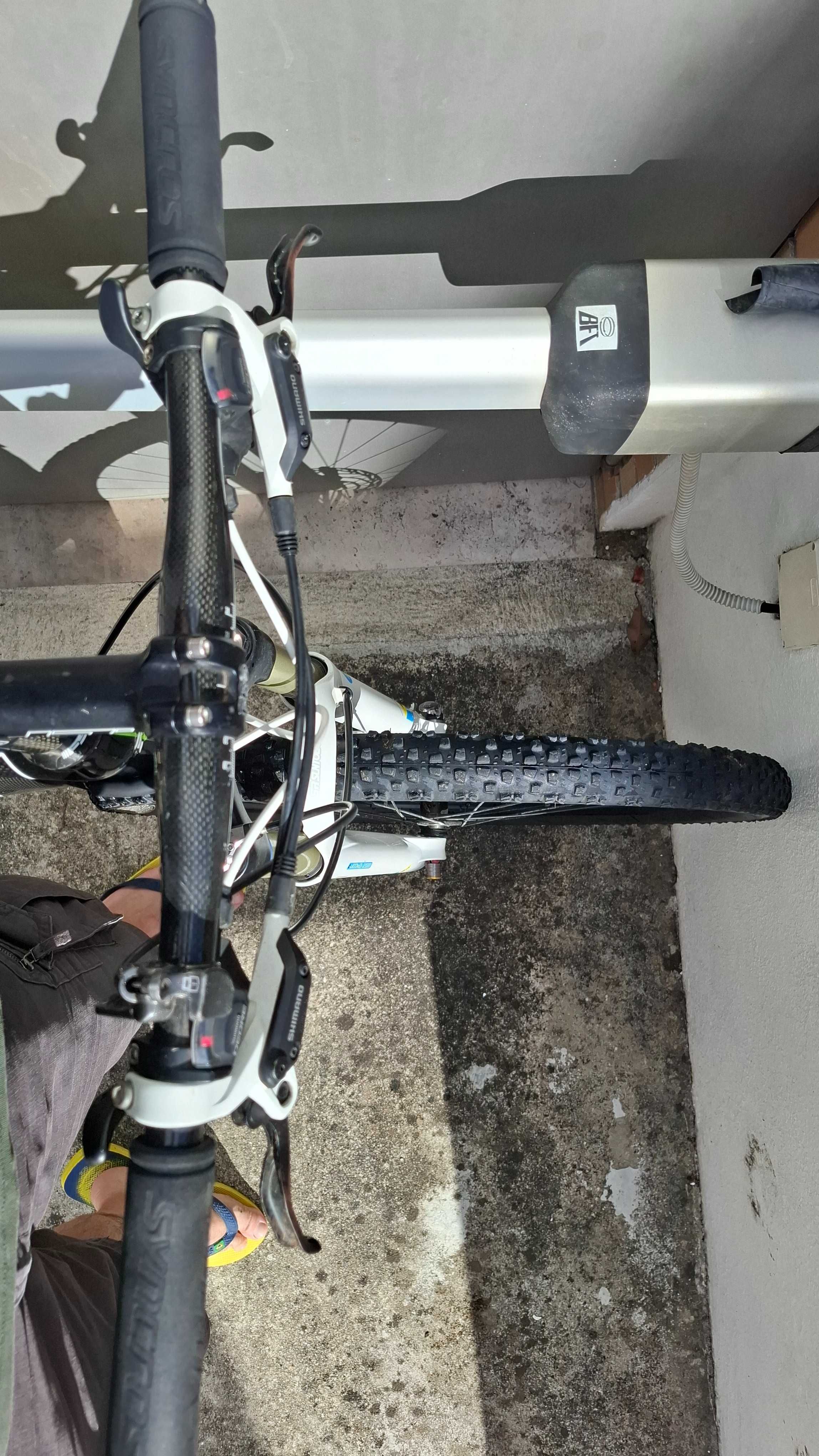 Bicicleta cross country 27.5 com quadro em carbono