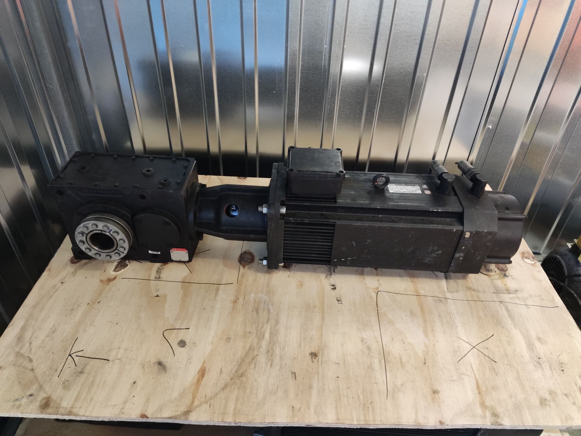 Silnik 13,2kW Servo LENZE MDFKABS100-22, przekładnia VOGEL mksh8 i=9,6