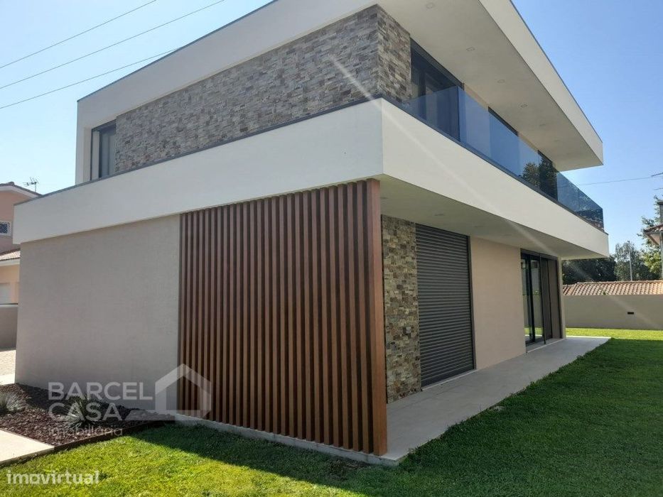 Moradia individual T4, com acabamentos de luxo, em Palmeira de Faro...