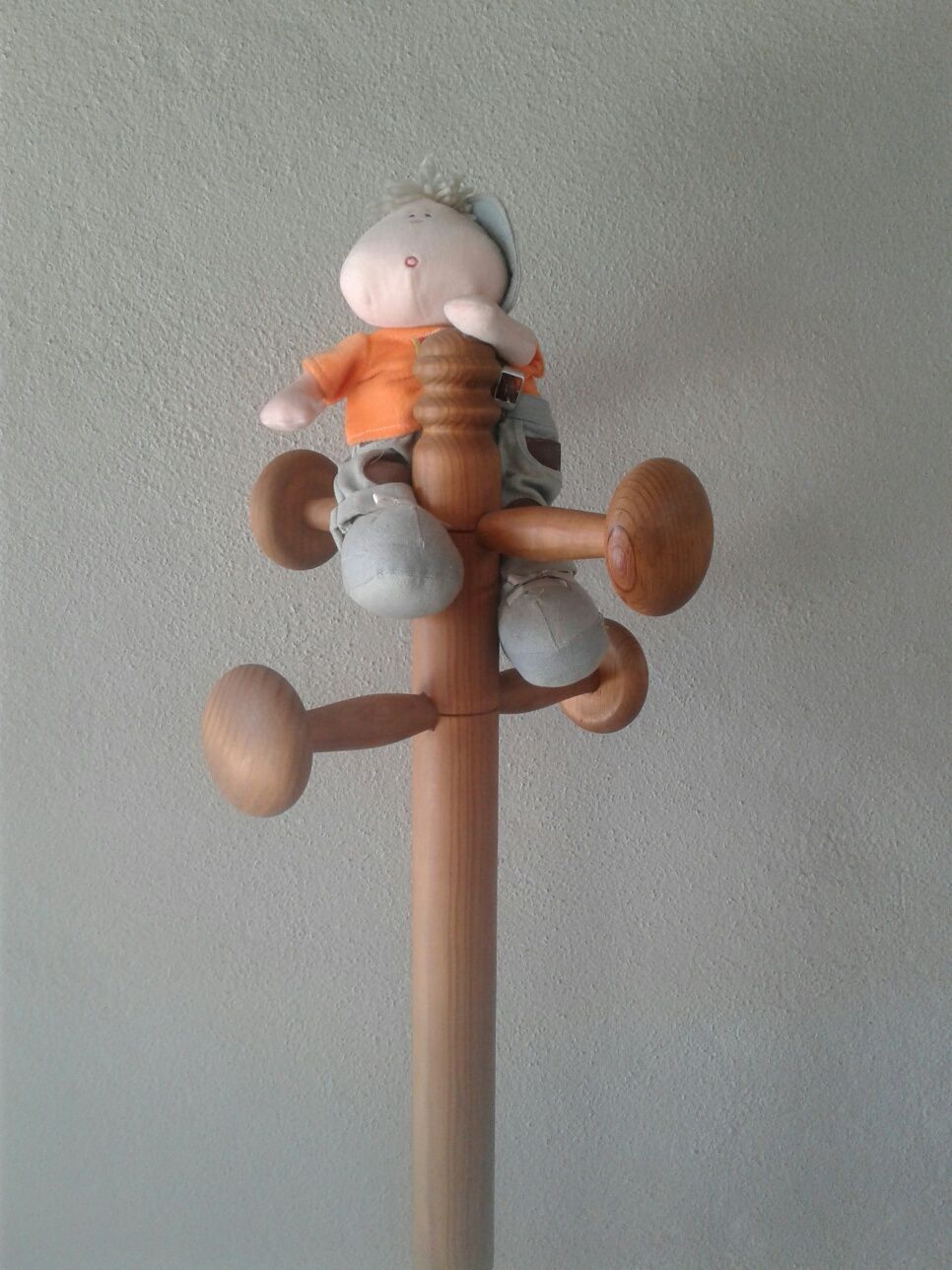 Cabide pé madeira com boneco para quarto de criança