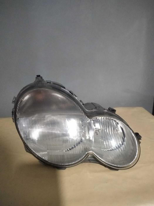 Vendo Ótica de Mercedes Benz C22O Direito