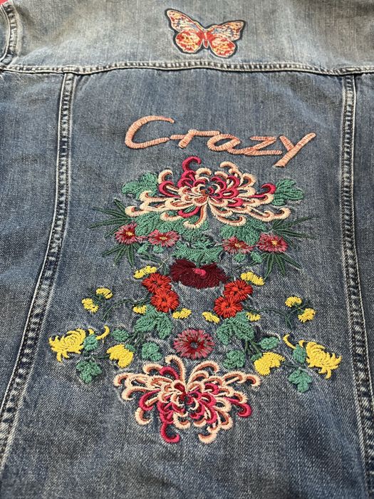 Джинсова куртка з вишивкою