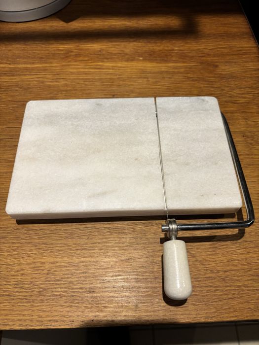 Krajalnica do sera marmurowa z cienką struną