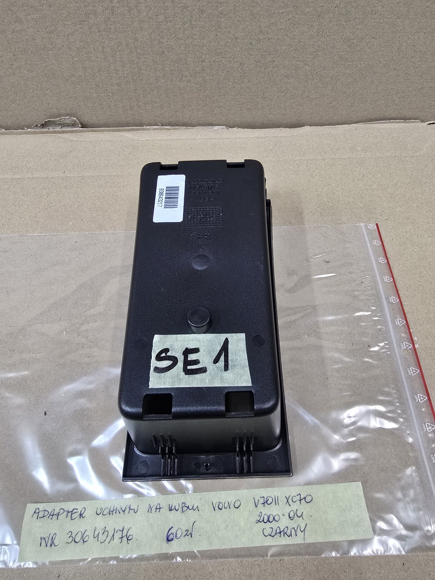 Adapter uchwytu na kubki volvo V70II XC70II CZARNY