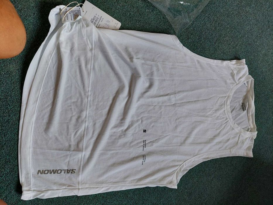 ### NOWA podkoszulek Salomon Cross Run Tank GFX – white ###