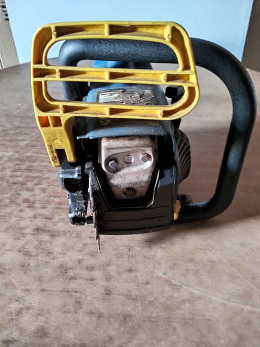 Motosserra a trabalhar (falta lâmina e trilho)