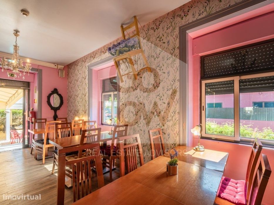 Trespasse de Bar-Restaurante em Pleno Funcionamento no Centro de Belas