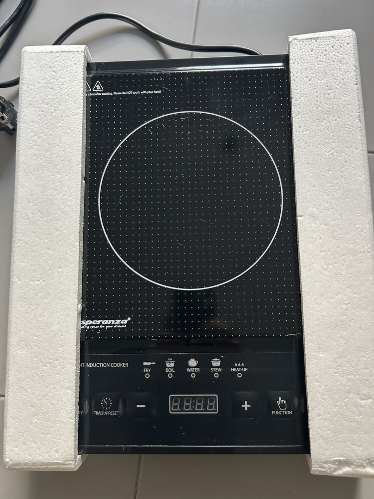 Placa eléctrica de indução nova.