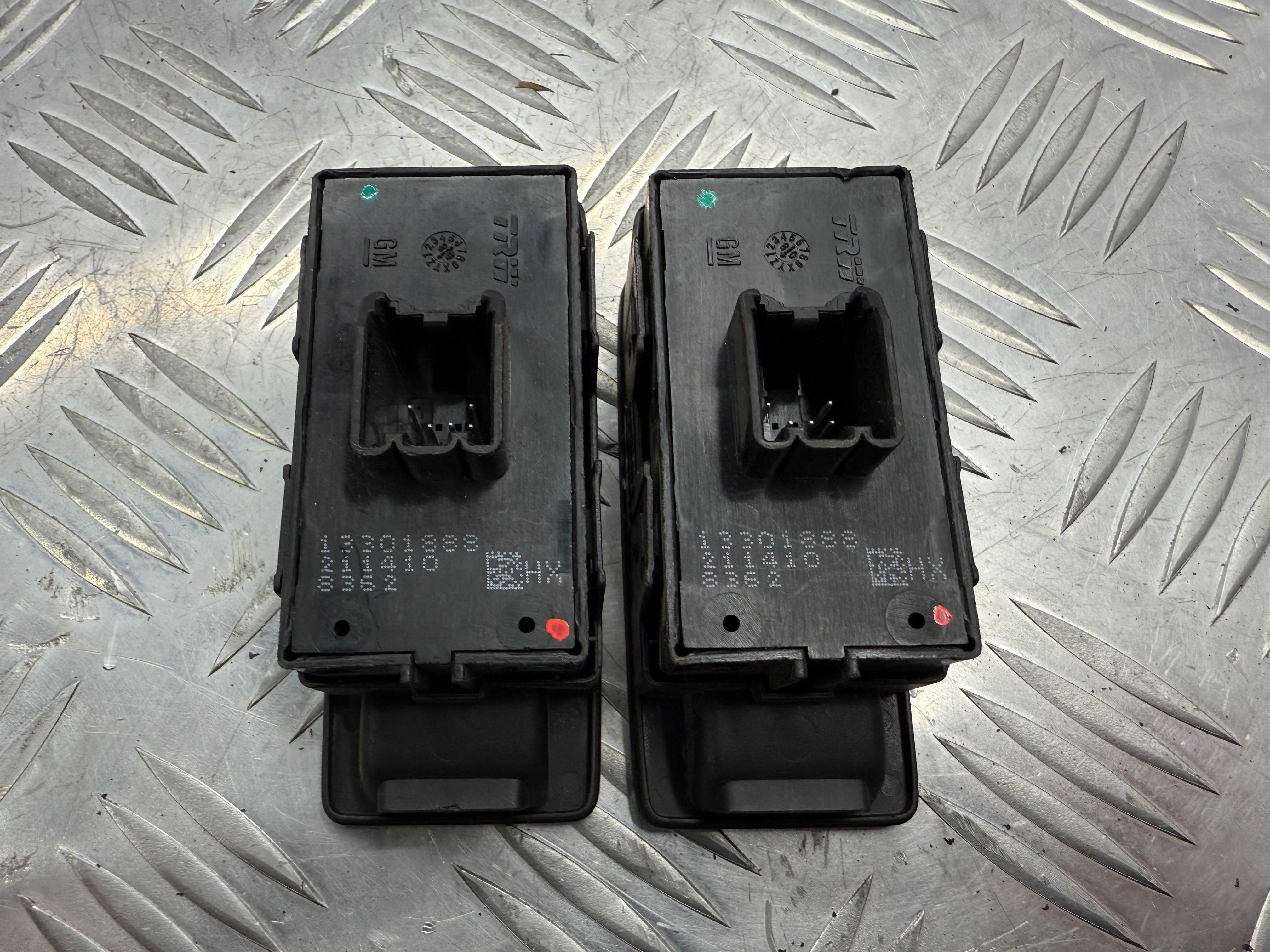 Кнопка стеклоподъемника задняя opel astra  j 13301888