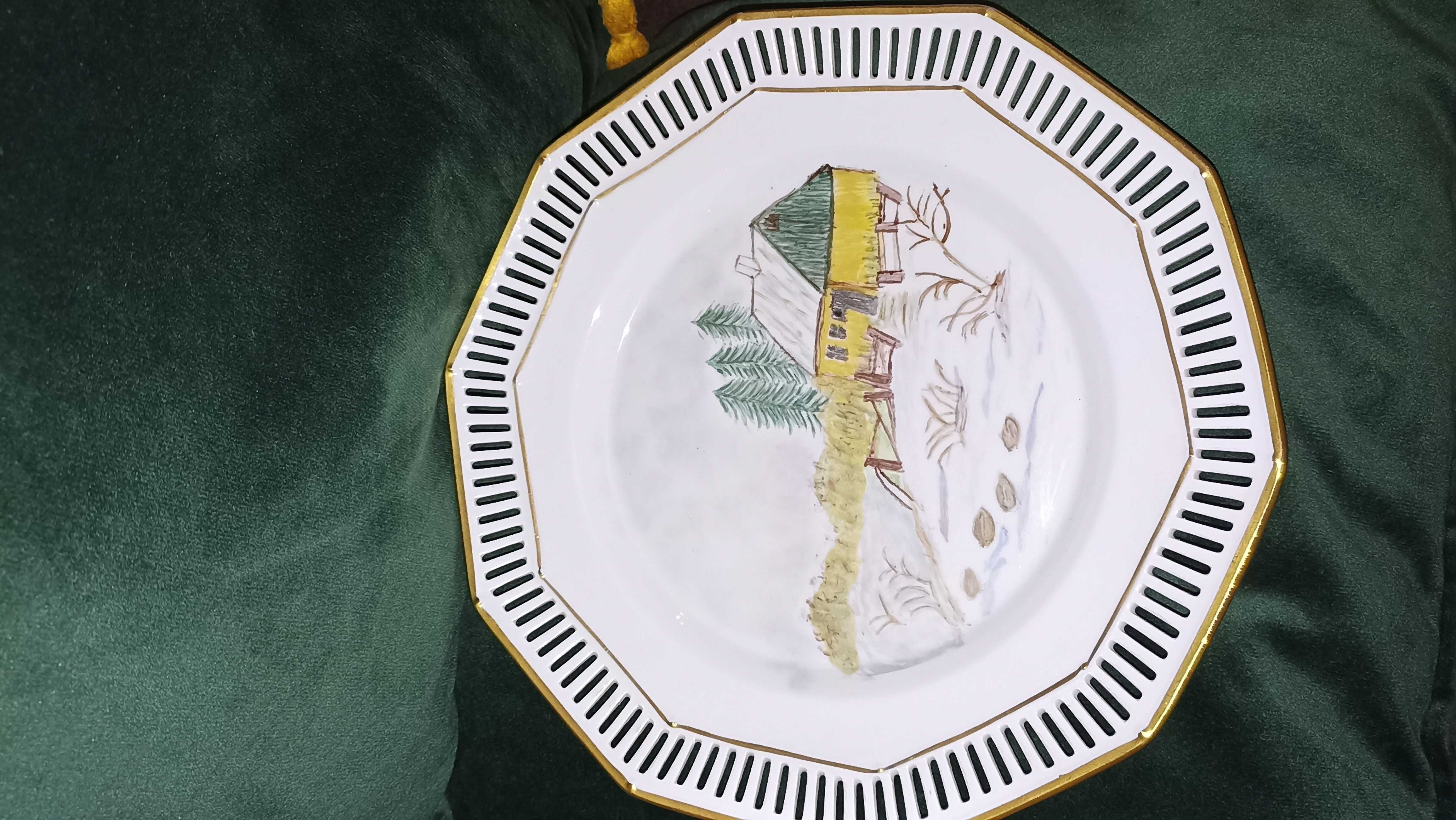Porcelanowy talerz z ręcznie malowanym obrazkiem